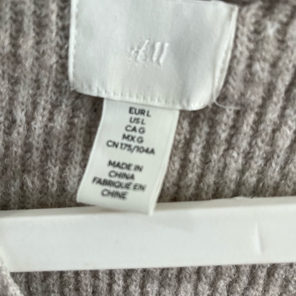 H&M sweater - Picture 2 of 4